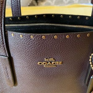 Coach tote handbag. Brown leather.